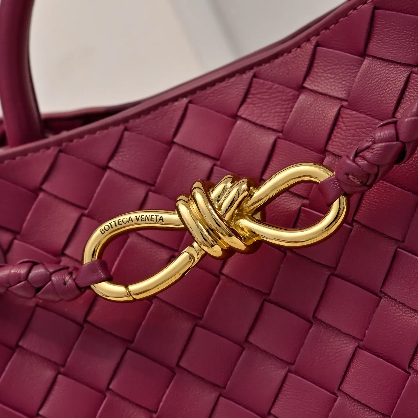 Batch 1860 B's 2023 spring and summer new style continues the brand's woven pattern style with detailed metal knot switch buckles. This time, the shoulder straps are also made into tube weaves, showing different craftsmanship. The carrying method is versatile to create more different styles. Intrecciato woven leather small handbag, equipped with sliding crossbody strap. Internal compartments, including 1 zipper pocket and 2 open pockets. Magnetic buckle closure. Size: 25*20*10cm Model: 7463#
